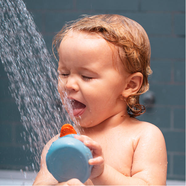 Bebe fofinho tomando banho quente